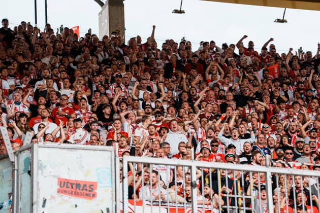 Deutschland: Fussball 3. Liga 2026 - 2027, 7. Spieltag - Alemannia Aachen vs Fortuna Düsseldorf - Tivoli (Aachen): Fans im Auswärtsblock jubeln, Feuern an, Support, Emotionen Copyright: xThiemoxRudolphx