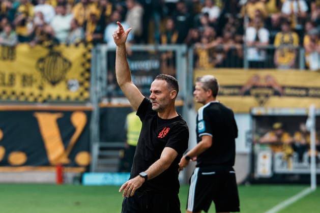 Deutschland: Fussball 3. Liga 2026 - 2027, 7. Spieltag - Alemannia Aachen vs Fortuna Düsseldorf - Tivoli (Aachen): Alexander Ende (Trainer Fortuna Düsseldorf) gestikuliert, unzufrieden, gibt Anweisungen Copyright: xThiemoxRudolphx