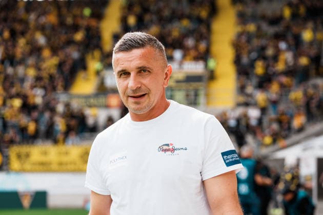 Deutschland: Fussball 3. Liga 2026 - 2027, 7. Spieltag - Alemannia Aachen vs Fortuna Düsseldorf - Tivoli (Aachen): Mersad Selimbegovic (Trainer Alemannia Aachen) nach Interview vor dem Spiel bei Magnet Porträt Copyright: xThiemoxRudolphx