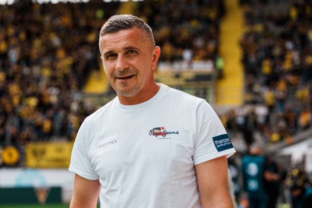 Deutschland: Fussball 3. Liga 2026 - 2027, 7. Spieltag - Alemannia Aachen vs Fortuna Düsseldorf - Tivoli (Aachen): Mersad Selimbegovic (Trainer Alemannia Aachen) nach Interview vor dem Spiel bei Magnet Porträt Copyright: xThiemoxRudolphx