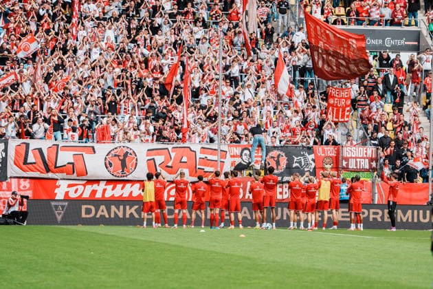 Deutschland: Fussball 3. Liga 2026 - 2027, 7. Spieltag - Alemannia Aachen vs Fortuna Düsseldorf - Tivoli (Aachen): Mannschaft bei Fans, Auswärts, Ausverkauft Copyright: xThiemoxRudolphx