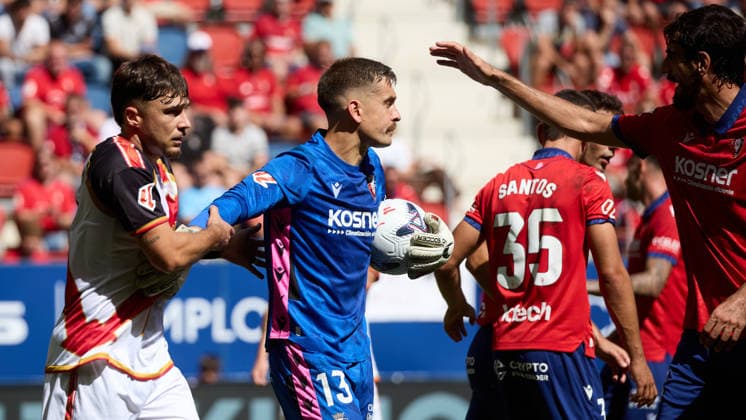 LaLiga EASports 2026 27 CA Osasuna v Rayo Vallecano Andrei Ratiu (2. RAY) (L), Aitor Fernandez (13. OSA), Unai Santos (35. OSA) and Alejandro Catena (24. OSA) (R) during the football match of LaLiga EA Sports between CA Osasuna and Rayo Vallecano played at El Sadar stadium in Pamplona (Spain) on Sep 19 2026. Credit: Inigo Alzugaray Agencia LOF Pamplona LaLiga EASports 2026 27 CA Osasuna v Rayo Vallecano Copyright: xINIGOxALZUGARAYx