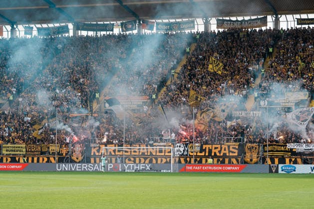 Deutschland: Fussball 3. Liga 2026 - 2027, 7. Spieltag - Alemannia Aachen vs Fortuna Düsseldorf - Tivoli (Aachen): Pyro auf Werner Fuchs Tribüne nach 1 zu 0, Jubel, Tor, Freude, feiern, Spass, Emotionen Copyright: xThiemoxRudolphx