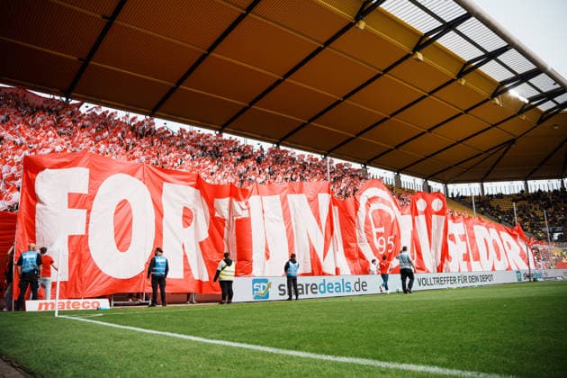 Deutschland: Fussball 3. Liga 2026 - 2027, 7. Spieltag - Alemannia Aachen vs Fortuna Düsseldorf - Tivoli (Aachen): Choreografie mit Fahnen vor dem Spiel, Auswärtsblock, Fortuna - Fans Copyright: xThiemoxRudolphx