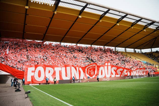 Deutschland: Fussball 3. Liga 2026 - 2027, 7. Spieltag - Alemannia Aachen vs Fortuna Düsseldorf - Tivoli (Aachen): Choreografie mit Fahnen vor dem Spiel, Auswärtsblock, Fortuna - Fans Copyright: xThiemoxRudolphx