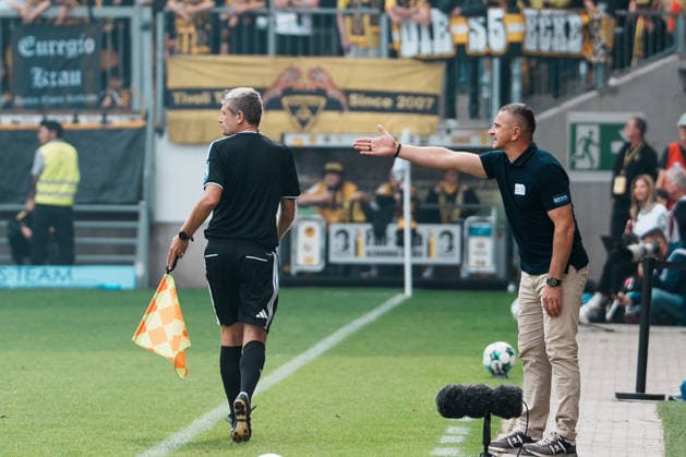 Deutschland: Fussball 3. Liga 2026 - 2027, 7. Spieltag - Alemannia Aachen vs Fortuna Düsseldorf - Tivoli (Aachen): Mersad Selimbegovic (Trainer Alemannia Aachen) gibt Anweisungen, Beschwerde, Gestik Copyright: xThiemoxRudolphx
