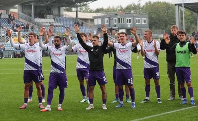 Patrick Kammerbauer (VfL Osnabrueck) und Team feiern den Punkt mit den Fans Fussball, Herren, Saison 2026 2027, 2.BL, Holstein Stadion, Holstein Kiel gegen VfL Osnabrueck, 1-1 DFL REGULATIONS PROHIBIT ANY USE OF PHOTOGRAPHS AS IMAGE SEQUENCES AND OR QUASI-VIDEO.
