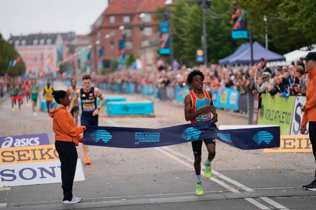 World Championship, WM, Weltmeisterschaft in 5 km: World Athletics Road Running Championships Copenhagen Dawit Seare from Eritrea crosses the finish line in front of Jakob Ingebrigtsen of Norway during the five-kilometer distance during the World Athletics Road Running Championships Copenhagen in Copenhagen, Saturday, September 19, 2026. (Photo: Emil Helms Scanpix 2026) , Copenhagen Denmark Copyright: EmilxHelmsx spdk20260919-150733-L
