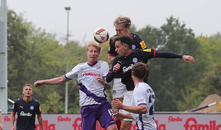 Bjarke Jacobsen (VfL Osnabrueck) im Kopfballduell mit zwei Kielern Fussball, Herren, Saison 2026 2027, 2.BL, Holstein Stadion, Holstein Kiel gegen VfL Osnabrueck, 1-1 DFL REGULATIONS PROHIBIT ANY USE OF PHOTOGRAPHS AS IMAGE SEQUENCES AND OR QUASI-VIDEO.