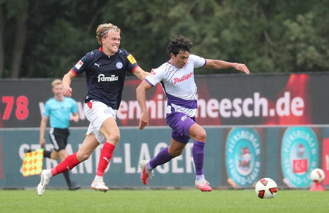 Noah Madsen (Holstein Kiel), Jonathan Gomez (VfL Osnabrueck) Fussball, Herren, Saison 2026 2027, 2.BL, Holstein Stadion, Holstein Kiel gegen VfL Osnabrueck, 1-1 DFL REGULATIONS PROHIBIT ANY USE OF PHOTOGRAPHS AS IMAGE SEQUENCES AND OR QUASI-VIDEO.