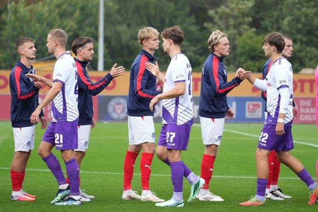 Fußball I Herren I Saison 2026-2027 I 2. Bundesliga I 6. Spieltag I Holstein Kiel - VfL Osnabrück I 19.09.2026 Spieler von VfL Osnabrück und Holstein Kiel klatschen sich vor Spielbeginn ab Kiel Holstein-Stadion Schleswig-Holstein Deutschland Copyright: xLobeca MaschaxHolmx