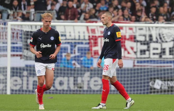 Schiedsrichter Tom Bauer zeigt David Zec (Holstein Kiel) die gelbrote Karte Fussball, Herren, Saison 2026 2027, 2.BL, Holstein Stadion, Holstein Kiel gegen VfL Osnabrueck, 1-1 DFL REGULATIONS PROHIBIT ANY USE OF PHOTOGRAPHS AS IMAGE SEQUENCES AND OR QUASI-VIDEO.