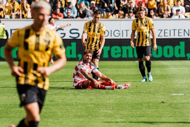 Deutschland: Fussball 3. Liga 2026 - 2027, 7. Spieltag - Alemannia Aachen vs Fortuna Düsseldorf - Tivoli (Aachen): Kein Elfmeter, Fabian Schleusener (Fortuna Düsseldorf, 24) alleine vor Manuel Riemann (Alemannia Aachen, 1), lächeln, ungläubig Copyright: xThiemoxRudolphx