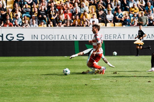 Deutschland: Fussball 3. Liga 2026 - 2027, 7. Spieltag - Alemannia Aachen vs Fortuna Düsseldorf - Tivoli (Aachen): Kein Elfmeter, Fabian Schleusener (Fortuna Düsseldorf, 24) alleine vor Manuel Riemann (Alemannia Aachen, 1), Proteste, Beschwerde Copyright: xThiemoxRudolphx