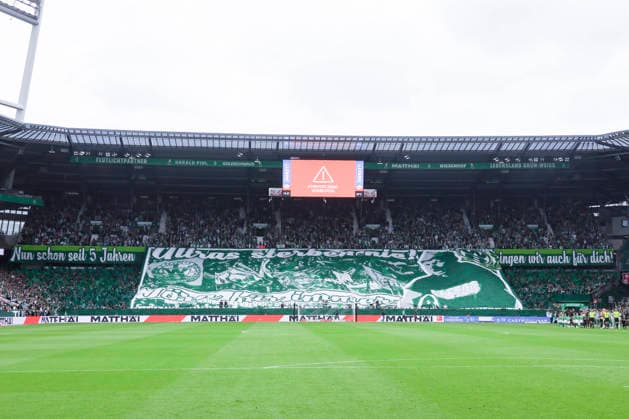 Die Ultrafans von Werder Bremen zeigen vor dem Spiel eine Choreographie waehrend des spiels der 1. Bundesliga zwischen SV Werder Bremen und FC Augsburg, Weserstadion am 19. September 2026 in Bremen, Deutschland. (Foto von Marco Steinbrenner DeFodi Images) +++ Werder Bremen™s hardcore fans perform a choreographed display before the match during the Bundesliga match between SV Werder Bremen and FC Augsburg at Weserstadion on September 19, 2026 in Bremen, Germany. (Photo by Marco Steinbrenner DeFodi Images) DFB DFL REGULATIONS PROHIBIT ANY USE OF PHOTOGRAPHS AS IMAGE SEQUENCES AND OR QUASI-VIDEO. (Photo by Marco Steinbrenner DeFodi Images) -