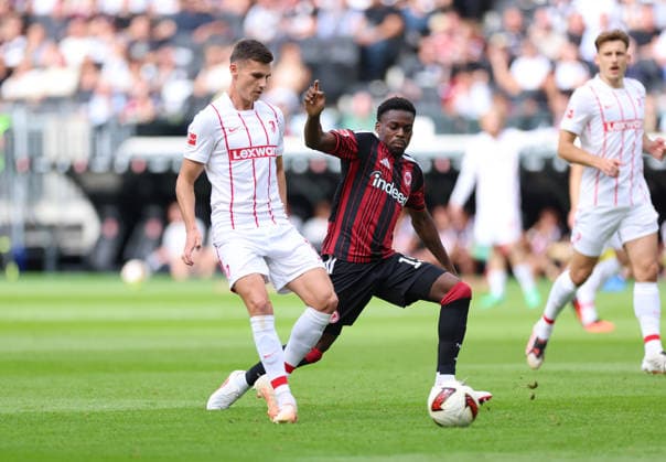 19.09.2026, Fussball Bundesliga, Eintracht Frankfurt - SC Freiburg, v.l., Yannik Engelhardt (SC Freiburg), Noel Aseko (Eintracht Frankfurt) DFL DFB REGULATIONS PROHIBIT ANY USE OF PHOTOGRAPHS AS IMAGE SEQUENCES AND OR QUASI-VIDEO. xdcx Copyright: HMBxMedia Claus
