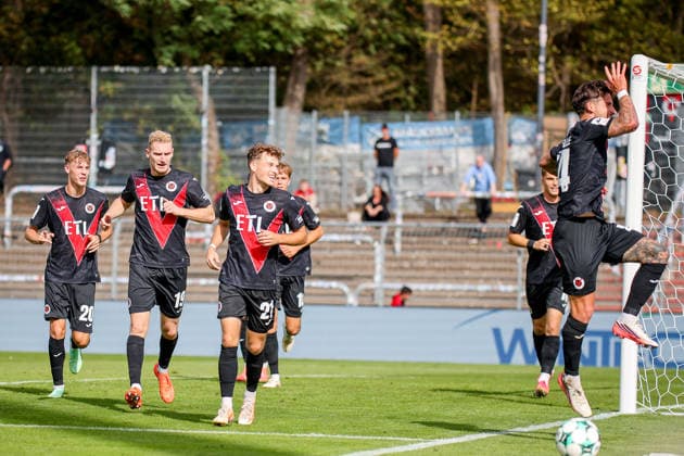 19.09.2026, xsefx, Fußball, FC Viktoria Köln - FC Ingolstadt 04, 3.Liga, Sportpark Höhenberg, 7. Spieltag, Saison 2026 2027: Torjubel nach dem Tor zum 1. durch Torschütze Niklas Castelle (FC Viktoria Koeln 44) zusammen mit der Mannschaft DFB regulations prohibit any use of photographs as image sequences and or quasi-video. Nordrhein-Westfalen Deutschland