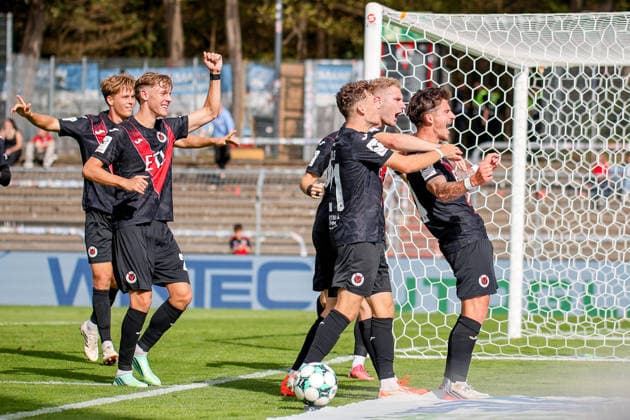 19.09.2026, xsefx, Fußball, FC Viktoria Köln - FC Ingolstadt 04, 3.Liga, Sportpark Höhenberg, 7. Spieltag, Saison 2026 2027: Torjubel nach dem Tor zum 1. durch Torschütze Niklas Castelle (FC Viktoria Koeln 44) zusammen mit der Mannschaft DFB regulations prohibit any use of photographs as image sequences and or quasi-video. Nordrhein-Westfalen Deutschland