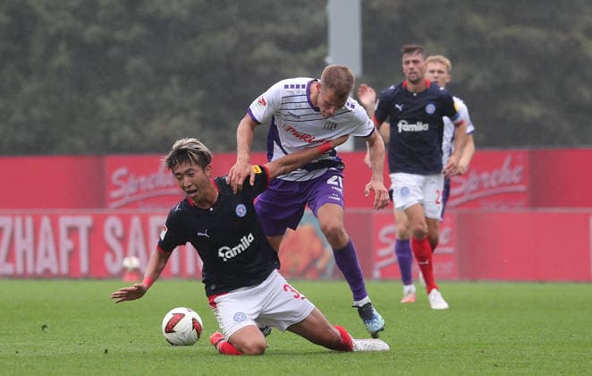 Duell zwischen Hiroki Sekine (Holstein Kiel) und Adrian Beck (VfL Osnabrueck) Fussball, Herren, Saison 2026 2027, 2.BL, Holstein Stadion, Holstein Kiel gegen VfL Osnabrueck, 1-1 DFL REGULATIONS PROHIBIT ANY USE OF PHOTOGRAPHS AS IMAGE SEQUENCES AND OR QUASI-VIDEO.