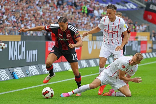 Frankfurt, Deutschland 19. September 2026: 1. BL - 2026 2027 - Sp. 4 - Eintracht Frankfurt gegen SC Freiburg Im Bild: v.li. beim Kampf um den Ball: Younes Ebnoutalib (Frankfurt), Derry Scherhant (SCF) und Philipp Lienhart (SCF). DFL DFB regulations prohibit any use of photographs as image sequences and or quasi-video Deutsche Bank Park Hessen Copyright: xFotostandx xRacochax