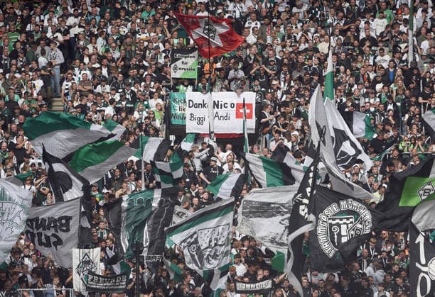 19.09.2026, xhbx, Fussball 1.Bundesliga, Borussia Moenchengladbach - 1.FSV Mainz 05 v.l. Fans, Stimmung, Schal, Fahne, Banner von Borussia Mönchengladbach (DFL DFB REGULATIONS PROHIBIT ANY USE OF PHOTOGRAPHS as IMAGE SEQUENCES and or QUASI-VIDEO) Moenchengladbach
