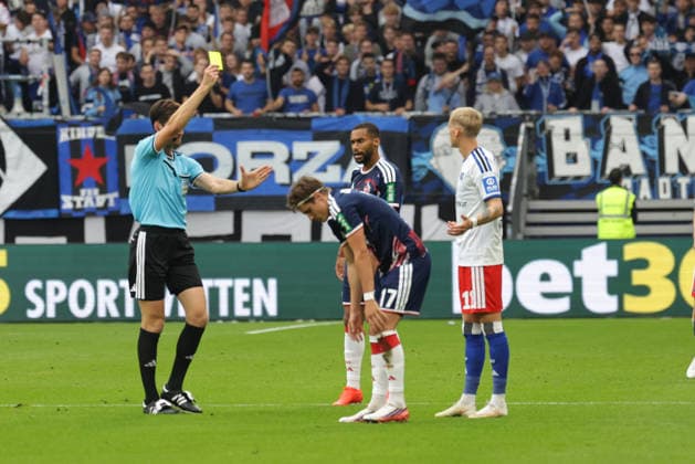 2026.09.19 xfsx Fussball 1. Bundesliga Hamburger Sportverein - 1.FC Koeln v.l. Albert Groenbaek (Hamburger SV, 11) bekommt die gelbe Karte (DFL DFB regulations prohibit any use of photographs as image sequences and or quasi-video. Copyright: HMBxMedia FernandoxSoares