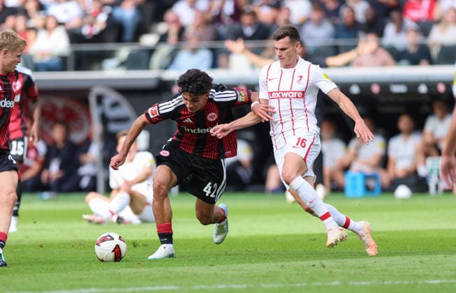 19.09.2026, Fussball Bundesliga, Eintracht Frankfurt - SC Freiburg, v.l., Can Uzun (Eintracht Frankfurt), Yannik Engelhardt (SC Freiburg) DFL DFB REGULATIONS PROHIBIT ANY USE OF PHOTOGRAPHS AS IMAGE SEQUENCES AND OR QUASI-VIDEO. xdcx Copyright: HMBxMedia Claus