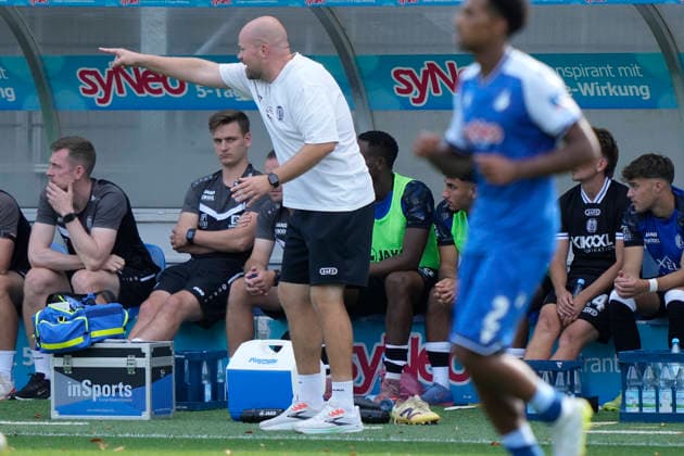 19.09.2026, Dietmar-Hopp-Stadion, Hoffenheim, GER, 3. Liga, 7. Spieltag: TSG 1899 Hoffenheim II vs SV Meppen, Lucas Beniermann (Trainer SV Meppen) gestikuliert, zeigt nach links, DFL REGULATIONS PROHIBIT ANY USE OF PHOTOGRAPHS AS IMAGE SEQUENCES AND OR QUASI-VIDEO. Hoffenheim Baden-Württemberg Dietmar-Hopp-Stadion