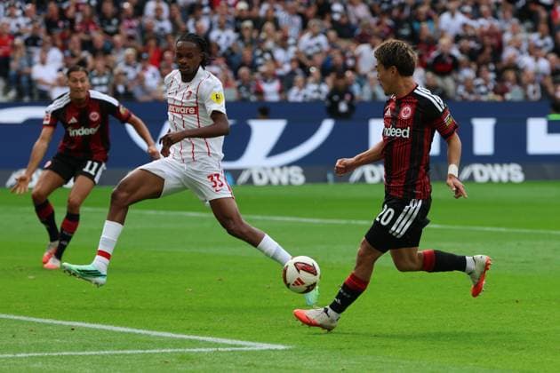 Vorlage zum 1:0 durch Ritus Doan (Eintracht Frankfurt , Nr. 20) gegen Jordy Makengo Basambundu (SC Freiburg, 33) an Younes Ebnoutalib (Eintracht Frankfurt , Nr. 11), Szene zum 1:0 , Eintracht Frankfurt - SC Freiburg, Bundesliga, BL, Saison 2026 2027, 4. Spiel, 19.09.2026, Frankfurt Deutsche Bank Park Deutschland