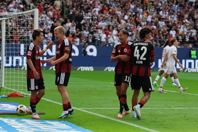 Torjubel zum 1:0 durch Torschützen Younes Ebnoutalib (Eintracht Frankfurt , Nr. 11) nach Vorlage von Ritus Doan (Eintracht Frankfurt , Nr. 20), es jubeln mit Can Uzun (Eintracht Frankfurt , Nr. 42) und Jonathan Burkhardt, Jonathan Michael ãJonnyÒ Burkardt, Jonny Burkardt (Eintracht Frankfurt , Nr. 9), Eintracht Frankfurt - SC Freiburg, Bundesliga, BL, Saison 2026 2027, 4. Spiel, 19.09.2026, Frankfurt Deutsche Bank Park Deutschland