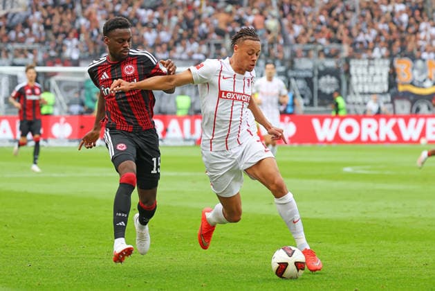 Frankfurt, Deutschland 19. September 2026: 1. BL - 2026 2027 - Sp. 4 - Eintracht Frankfurt gegen SC Freiburg Im Bild: v. li. im Zweikampf Noel Aseko (Frankfurt) gegen Derry Scherhant (SCF). DFL DFB regulations prohibit any use of photographs as image sequences and or quasi-video Deutsche Bank Park Hessen Copyright: xFotostandx xRacochax