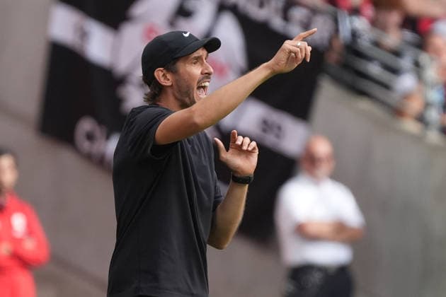 Trainer Julian Schuster (SC Freiburg) treibt seine Mannschaft an - 19.09.2026 Bundesliga, Saison 26 27: Eintracht Frankfurt vs. SC Freiburg, Deutsche Bank Park, 4. Spieltag