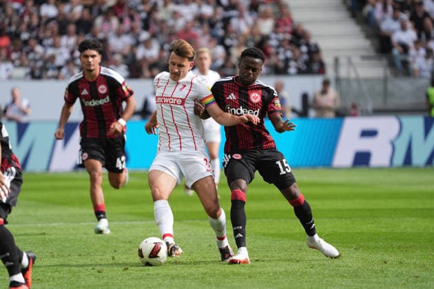 Maximilian Eggestein (SC Freiburg, 8) gegen Noel Aseko (Eintracht Frankfurt) im Zweikampf - 19.09.2026 Bundesliga, Saison 26 27: Eintracht Frankfurt vs. SC Freiburg, Deutsche Bank Park, 4. Spieltag