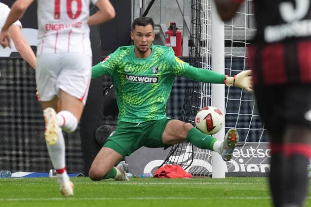 Torwart Mio Backhaus (SC Freiburg) bekommt den Ball vor dem 1:0 von Younes Ebnoutalib (Eintracht Frankfurt) nicht zu fassen - 19.09.2026 Bundesliga, Saison 26 27: Eintracht Frankfurt vs. SC Freiburg, Deutsche Bank Park, 4. Spieltag