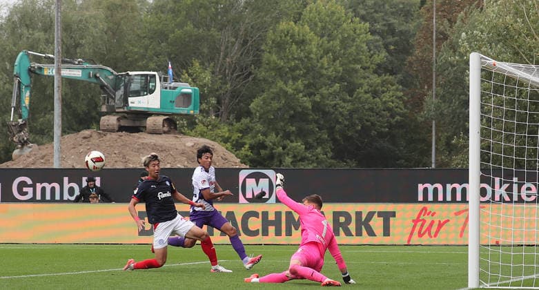Jonathan Gomez (VfL Osnabrueck), Hiroki Sekine (Holstein Kiel), Torhueter Timon Weiner (Holstein Kiel) Fussball, Herren, Saison 2026 2027, 2.BL, Holstein Stadion, Holstein Kiel gegen VfL Osnabrueck, 1-1 DFL REGULATIONS PROHIBIT ANY USE OF PHOTOGRAPHS AS IMAGE SEQUENCES AND OR QUASI-VIDEO.