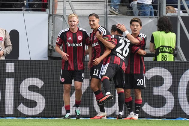 celebrate the goal, Torjubel zum 1:0 Younes Ebnoutalib (Eintracht Frankfurt) mit Jonathan Burkardt (Eintracht Frankfurt), Ritsu Doan (Eintracht Frankfurt), Keita Kosugi (Eintracht Frankfurt) - 19.09.2026 Bundesliga, Saison 26 27: Eintracht Frankfurt vs. SC Freiburg, Deutsche Bank Park, 4. Spieltag