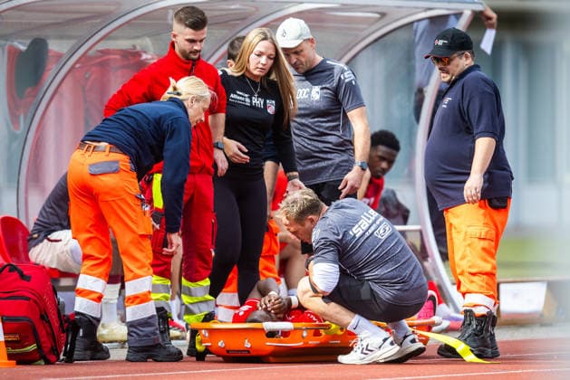 Erfurt , 190926 , Fussball Regionalliga Nordost FC Rot Weiß Erfurt gegen Erzgebirge Aue im Bild: Maxime Awoudja (Erfurt) wird verletzt vom Platz getragen