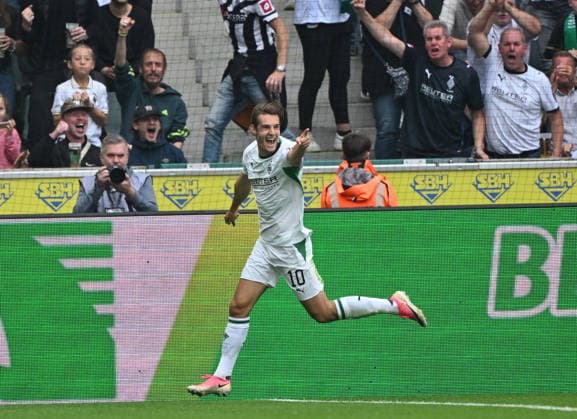 19.09.2026; Moenchengladbach; Fussball, Herren, Saison 2026 2027, Borussia Moenchengladbach vs. 1. FSV Mainz 05 Torjubel bei Torschuetze Florian Neuhaus (Gladbach) nach seinem Tor zum 1-0 DFL regulations prohibit any use of photographs as image sequences and or quasi-video. ista-Borussia-Park Nordrhein-Westfalen Deutschland