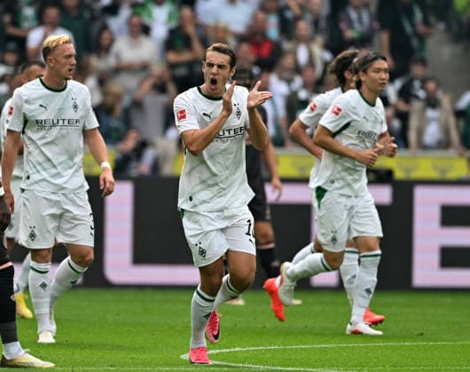 19.09.2026; Moenchengladbach; Fussball, Herren, Saison 2026 2027, Borussia Moenchengladbach vs. 1. FSV Mainz 05 Torjubel bei Torschuetze Florian Neuhaus (Gladbach) nach seinem tor zum 1-0; er feuert seine Mitspieler an DFL regulations prohibit any use of photographs as image sequences and or quasi-video. ista-Borussia-Park Nordrhein-Westfalen Deutschland