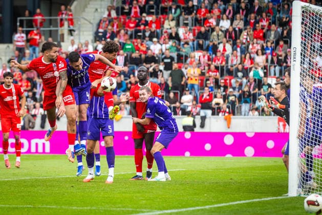 Erfurt , 190926 , Fussball Regionalliga Nordost FC Rot Weiß Erfurt gegen Erzgebirge Aue im Bild: Romario Hajrulla (Erfurt) erzielt das Tor zum 1:0 gegen Daniel Fisl und Martin Männel (Aue)