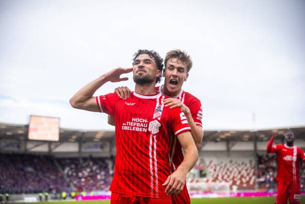 Erfurt , 190926 , Fussball Regionalliga Nordost FC Rot Weiß Erfurt gegen Erzgebirge Aue im Bild: Romario Hajrulla (Erfurt) jubelt über das Tor zum 1:0 mit Laurenz Dehl (Erfurt)