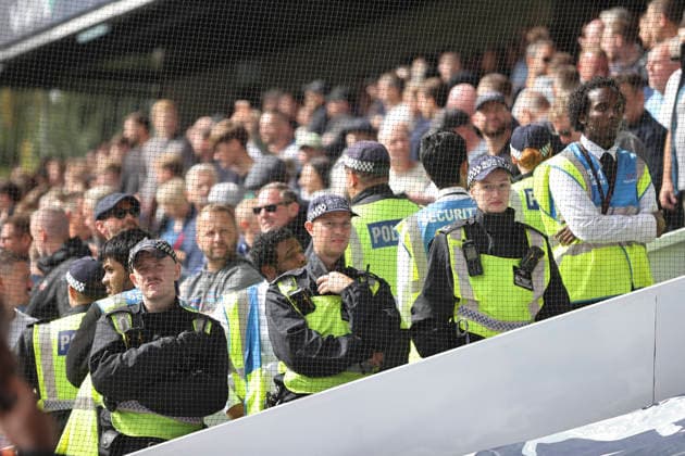 Millwall v West Ham United Sky Bet Championship Police line keeping the two sets of fans apart before the Sky Bet Championship match at The Den, London 19 09 2026 UK Newspapers OUT Copyright: xPaulxChestertonx FIL-23973-0166