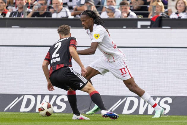 1. Fussball Bundesliga: Eintracht Frankfurt - SC Freiburg, 19.09.2026 Jordy Makengo (SC Freiburg 33) am Ball und Elias Baum (Eintracht Frankfurt 2), Eintracht Frankfurt - SC Freiburg, Frankfurt, Deutsche Bank Park, 19.9.2026 Copyright: xBEAUTIFULxSPORTS Gawlikx