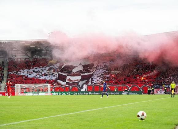 FUSSBALL REGIONALLIGA NORDOST - SAISON 2026-2027 - 10. SPIELTAG FC ROT WEISS ERFURT - FC ERZGEBIRGE AUE ** NUR FÜR REDAKTIONELLE ZWECKE ** EDITORIAL USE ONLY **<p>19 09 2026-Erfurt: Fussball Regionalliga Nordost 10. Spieltag Saison 2026-2027 Steigerwaldstadion FC Rot Weiss Erfurt - FC Erzgebirge Aue im Foto: Spielunterbrechung wegen Pyro im Erfurter Fanblock ( Deutschland Thueringen Erfurt Copyright: SaschaxFromm