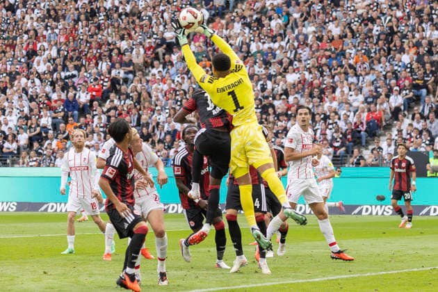 1. Fussball Bundesliga: Eintracht Frankfurt - SC Freiburg, 19.09.2026 Noah Atubolu (Eintracht Frankfurt 1) veruscht den Ball zu fangen und Noel Aseko (Eintracht Frankfurt 15), Eintracht Frankfurt - SC Freiburg, Frankfurt, Deutsche Bank Park, 19.9.2026 Copyright: xBEAUTIFULxSPORTS Gawlikx