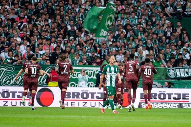 19.09.2026, GER, Fussball, Herren, 1. Bundesliga, Saison 2026 2027, 4. Spieltag, SV Werder Bremen vs. FC Augsburg Marco Grüll ( Werder Bremen, 17 ) ärgert sich über das tor zum 0:1, dahinter Jubel der Spieler des FCA, DFB DFL regulations prohibit any use of photographs as image sequences and or quasi-video Bremen Weserstadion Bremen Deutschland Copyright: xNordphoto Memmlerx