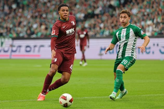 19.09.26, GER, Fussball, 1.FBL Männer, 4. Spieltag, Saison2026 2027, SV Werder Bremen vs. FC Augsburg Noahkai Banks (FC Augsburg 40) im Laufduell mit Chuki (SV Werder Bremen 20) Bremen Weserstadion Bremen Germany Copyright: xnordphotoxGmbHx xTauchnitzx