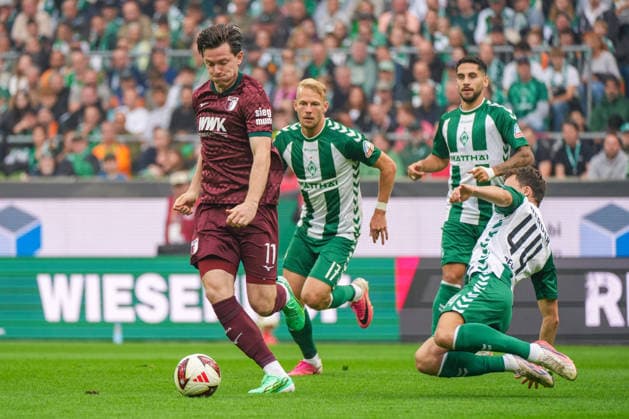 Michael Gregoritsch (FC Augsburg, 11), Youri Regeer (Werder Bremen, 44), Zweikampf, Grätsche, Emotionen, Deutschland: Fussball, Bundesliga, Saison 2026 27, 4. Spieltag, 19.09.2026, Werder Bremen vs FC Augsburg, Weserstadion (Bremen) Copyright: xLeonxFrickx