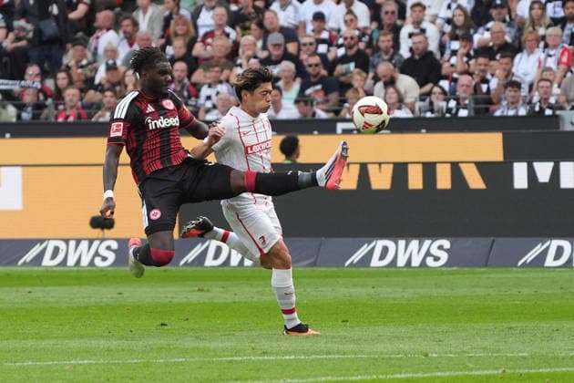 Lilian Brassier (Eintracht Frankfurt) rettet gegen Yuito Suzuki (SC Freiburg, 14) - 19.09.2026 Bundesliga, Saison 26 27: Eintracht Frankfurt vs. SC Freiburg, Deutsche Bank Park, 4. Spieltag