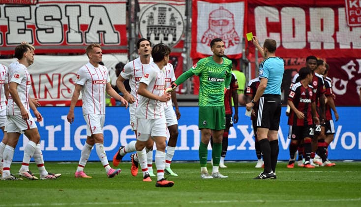 19.09.2026, xjhx, Fussball 1.Bundesliga, Eintracht Frankfurt - SC Freiburg v.l. Gelbe Karte fuer, receive a yellow card Mio Backhaus (SC Freiburg) (DFL DFB REGULATIONS PROHIBIT ANY USE OF PHOTOGRAPHS as IMAGE SEQUENCES and or QUASI-VIDEO) Frankfurt am Main